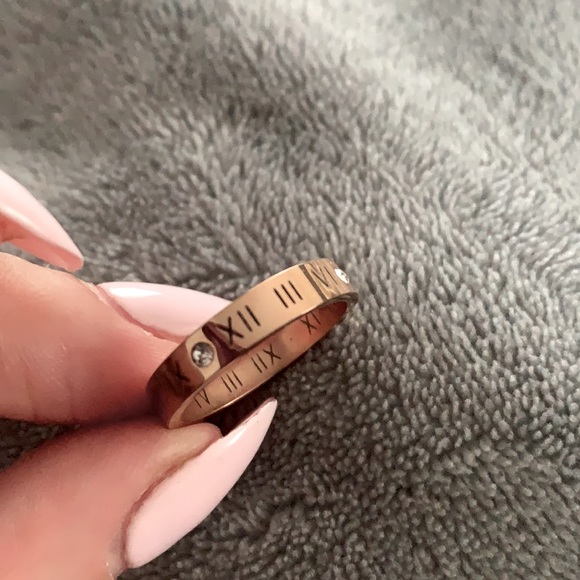 Rose gold Roman numeral ring - Picture 2 of 3